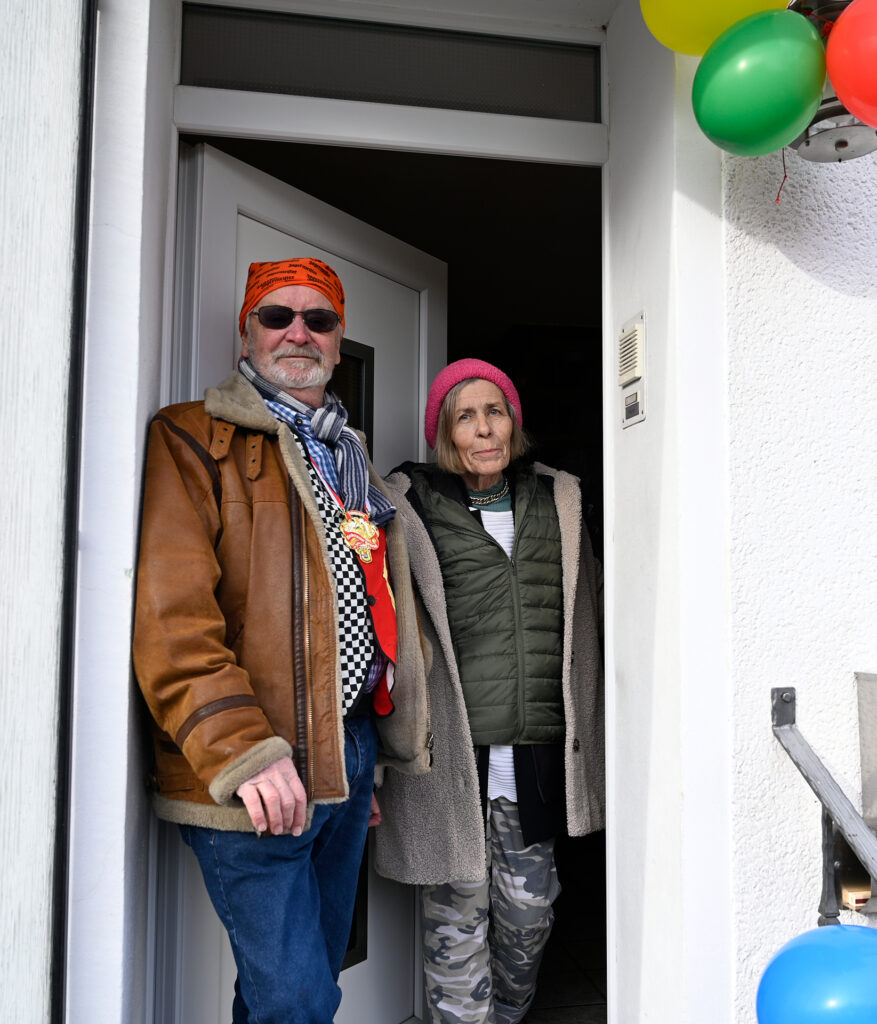 Von Türen und Fenstern aus waren sogar noch mehr Jecke dabei. Foto: Henri Grüger/pp/Agentur ProfiPress