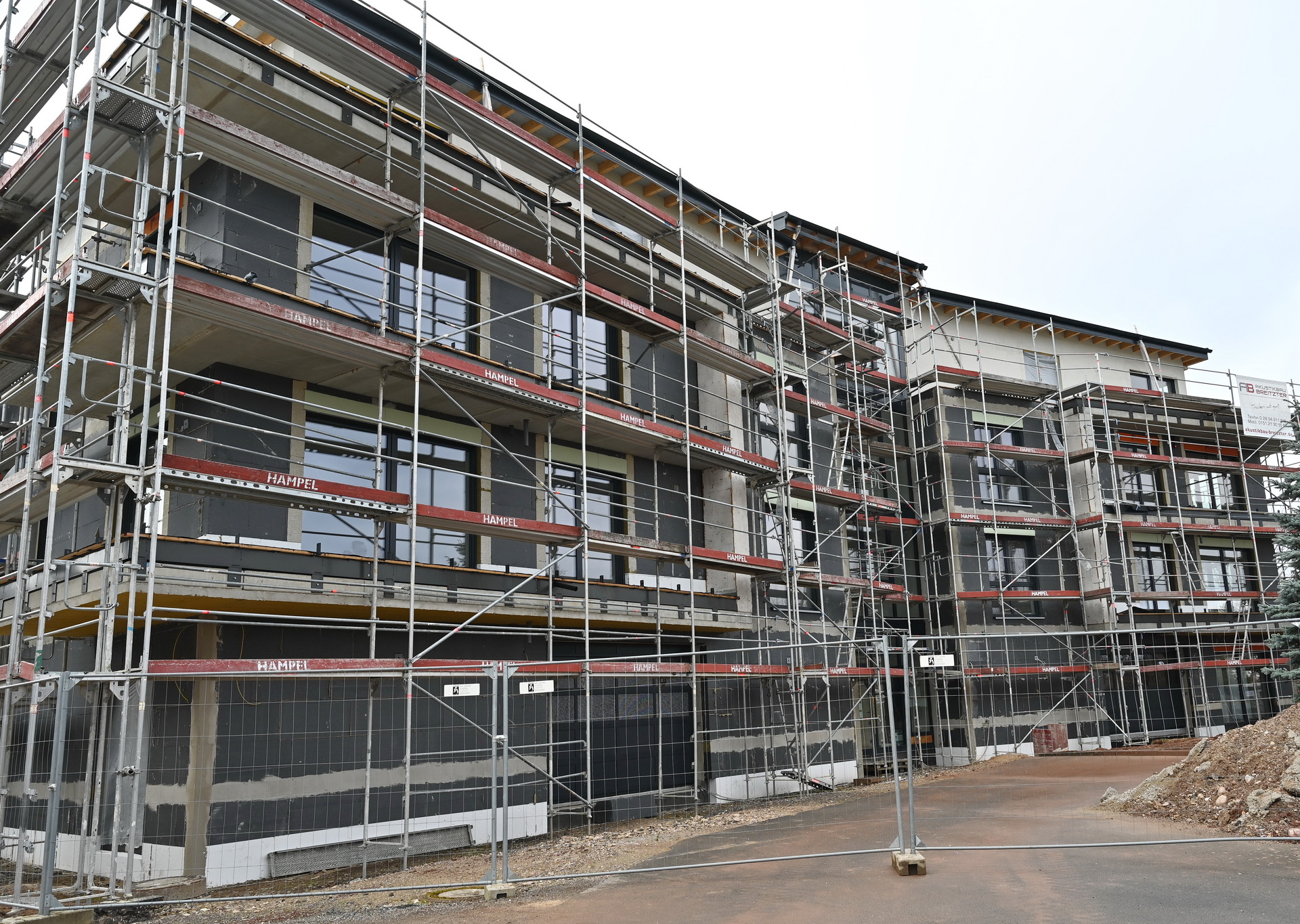 Noch eingerüstet, aber bereits klar erkennbar: Die Rückfront der „Heimatpassage“ während der Bauphase. Foto: Manfred Lang/pp/Agentur ProfiPress