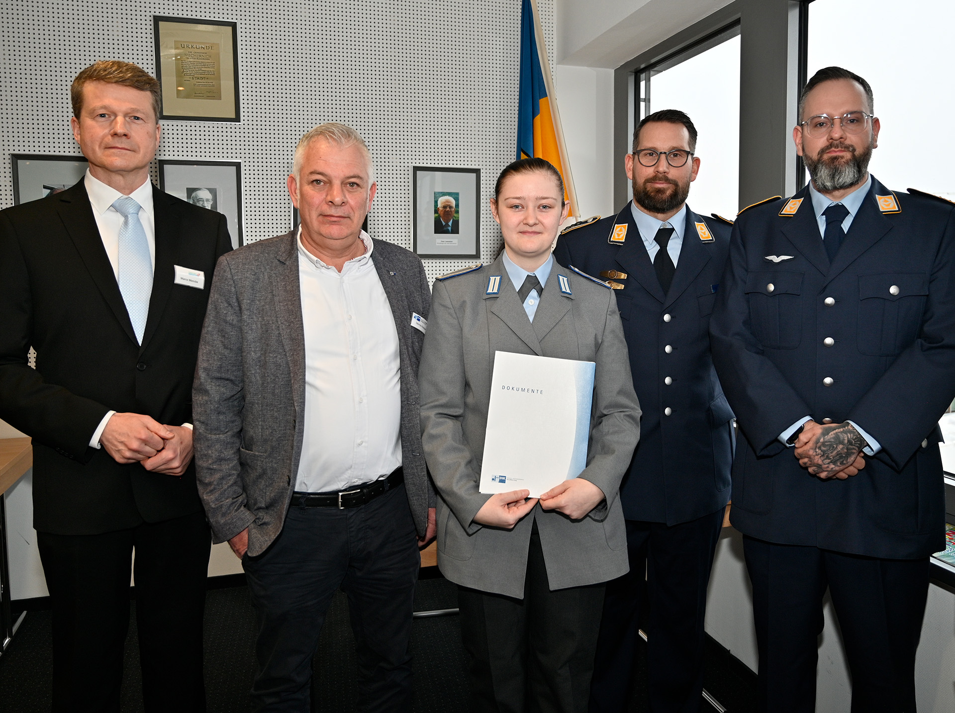 Mit Helena Bauer konnte auch eine Frau überzeugen. Auch ihr gratulierten (v. l.) Marco Mencke, Dennis Kotzias, Stabsfeldwebel Matthias Hilden und Oberstabsgefreiter Sebastian Kerbach. Foto: Henri Grüger/pp/Agentur ProfiPress