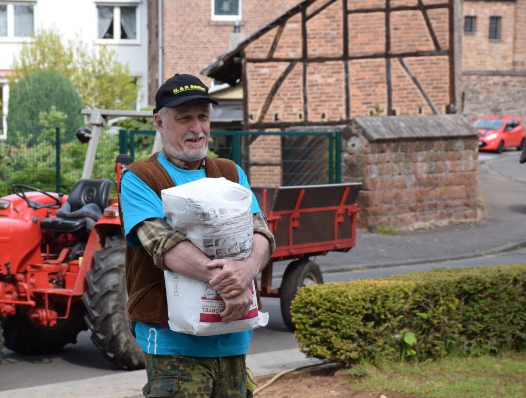 Im Sommer 2019 aktiv bei der Restaurierung des Bleibuirer Ehrenmals gegenüber der Alten Schule. Archivfoto: Kirsten Röder/pp/Agentur ProfiPress