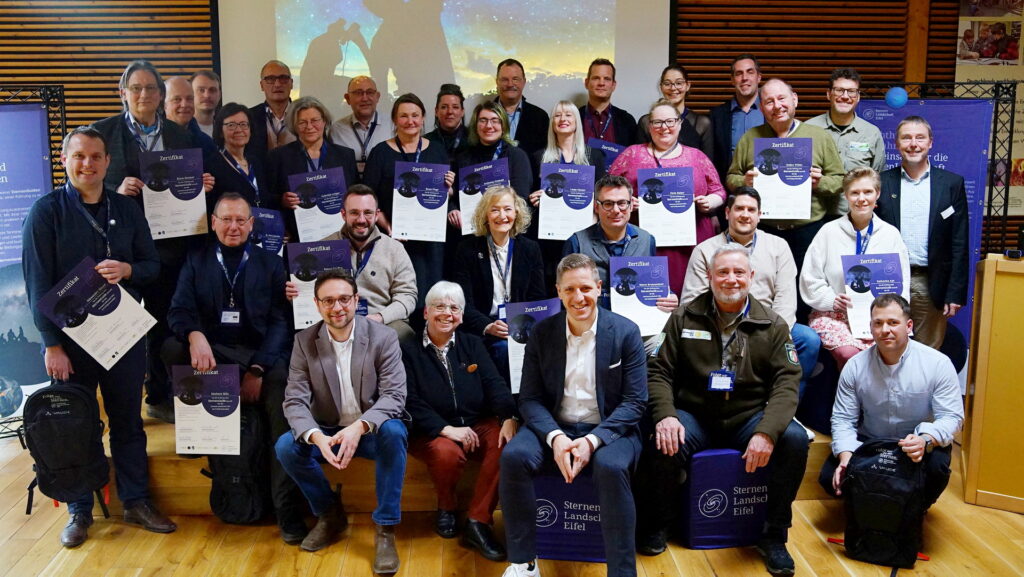 23 neue Sternen-Guides für die Sternenlandschaft Eifel haben ihre Ausbildung erfolgreich abgeschlossen und erhielten ihre Zertifikate in einer Feierstunde in Nettersheim. Foto: Nationalparkverwaltung Eifel/M. Menninghaus/pp/Agentur ProfiPress