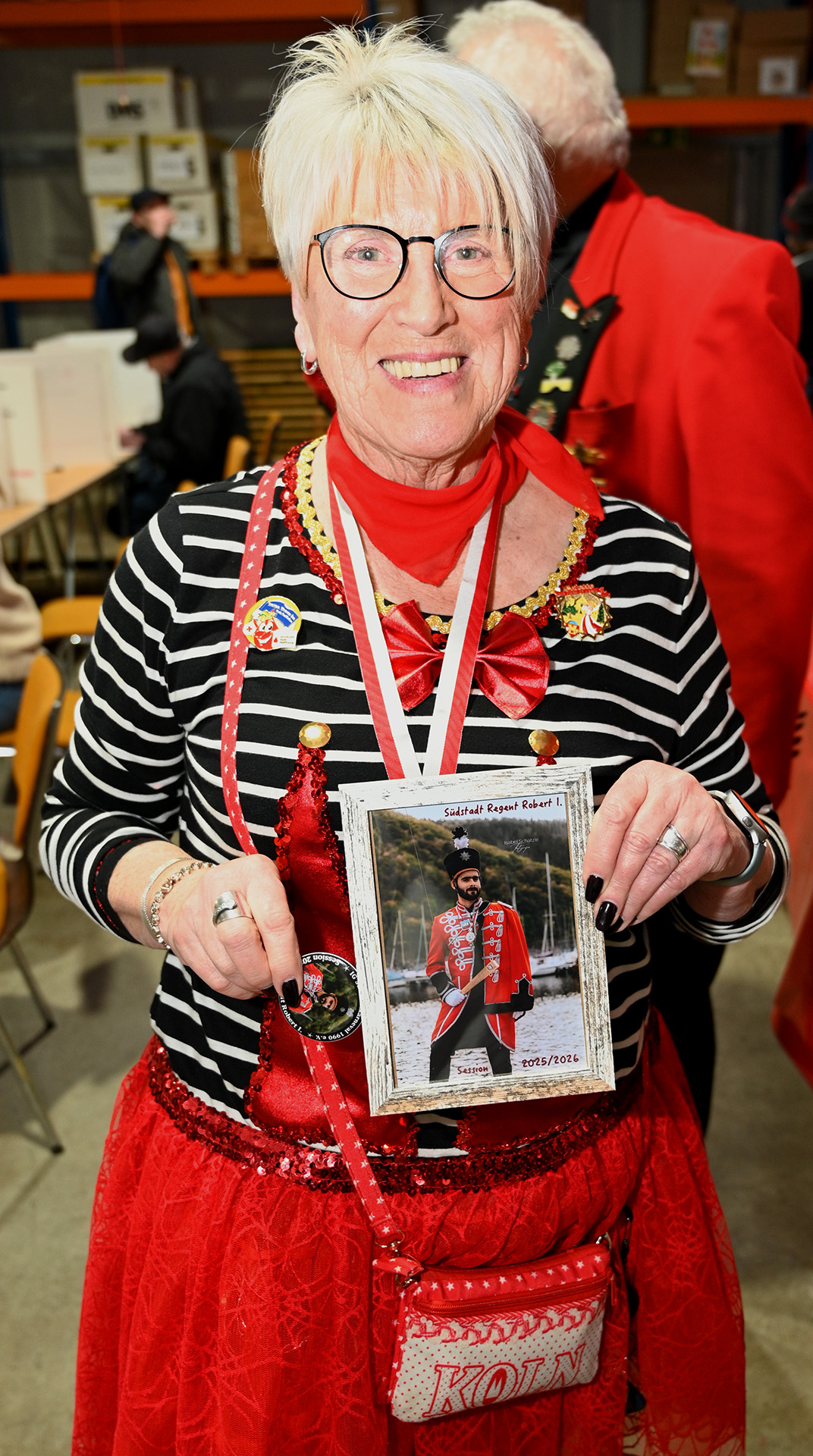 Auch über eingerahmte Bilder der Tollitäten freute sich die DRK-Blutspende-Beauftragte sehr. Foto: Henri Grüger/pp/Agentur ProfiPress
