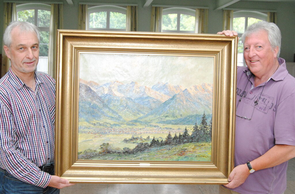 Besonderes Aufsehen erregte eine Ausstellung in der Alten Schule zum 125. Geburtstag des Eifelmalers Joseph Dedrichs, bei der mit Unterstützung des Fördervereins Maler der Eifel und externer Fachleute mehr als 60 Gemälde aus ganz Deutschland zusammengetragen wurden. Der in Bleibuir geborene und zeitweise lebende Künstler gewann dadurch eine Aufmerksamkeit, wie sie ihm zuvor kaum zuteilgeworden war. Dederichs – hier halten Klaus-Peter Hoss und Dieter Schröder ein Bild mit alpiner Kulisse – war unter anderem auch als Landschafts- und „Marinemaler“ ein Begriff. Archivfoto: Renate Hotse/pp/Agentur ProfiPress