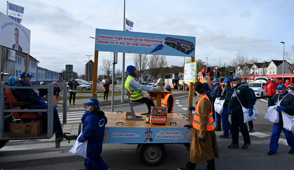 Bürgermeister Michael Fingel wurde von den „Blaumänn“ mit einem Augenzwinkern nochmal auf die Schulbank geschickt. Foto: Henri Grüger/pp/Agentur ProfiPress