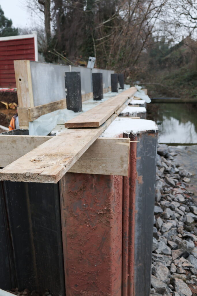 Um die Widerlager der Brücke zu fertigen, wurde mit Spundwänden eine Schalung erstellt, in die der Beton gegossen wurde. Ist dieser ausgehärtet, können die Brückenplatten auf die Widerlager aufgelegt werden. Foto: Steffi Tucholke/pp/Agentur ProfiPress