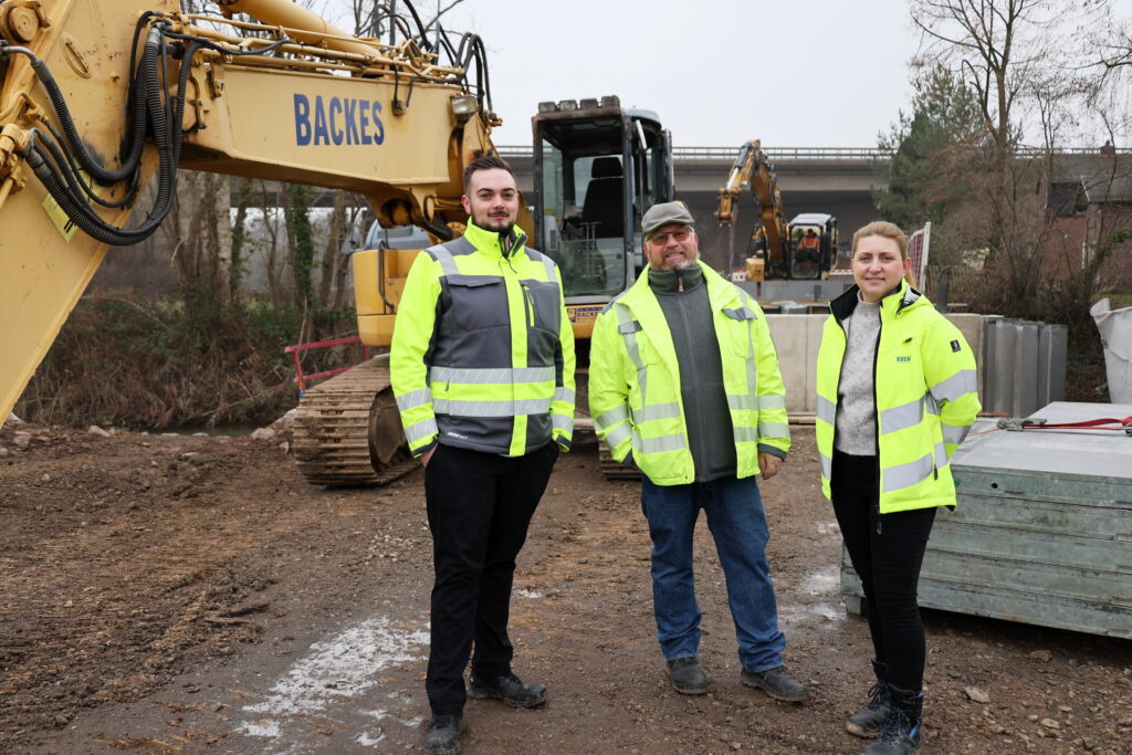 Verantwortlich für den Neubau der Brücke über den Veybach (v.l.): Marvin Pärschke, Andreas König und Irma Schmidt. Foto: Steffi Tucholke/pp/Agentur ProfiPress