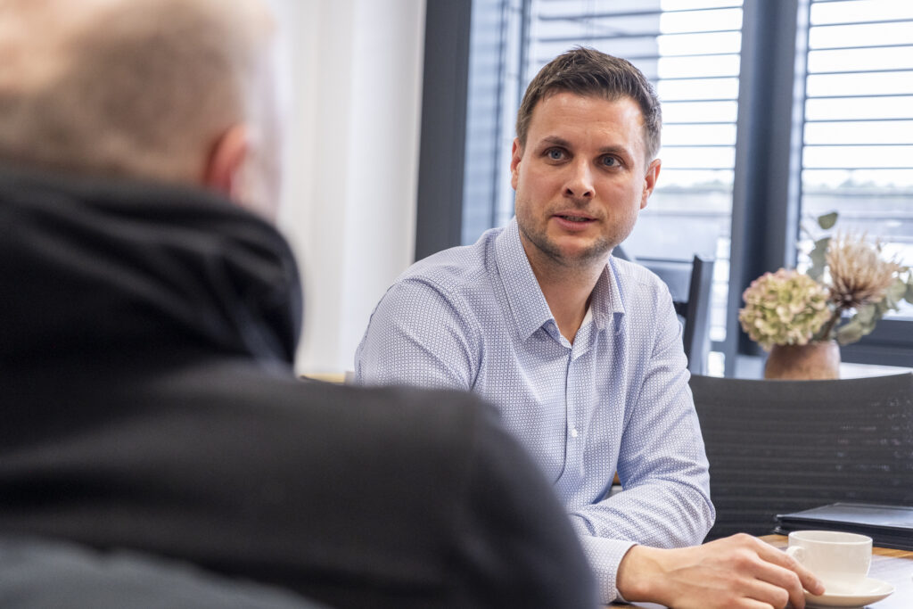 Nach den ersten 100 Tagen im Amt: Bürgermeister Michael Fingel zieht im Gespräch mit Tageszeitungs-Redakteur Torsten Wirtz eine positive Zwischenbilanz und blickt auf die anstehenden Aufgaben für die Stadt. Foto: Ronald Larmann/pp/Agentur ProfiPress