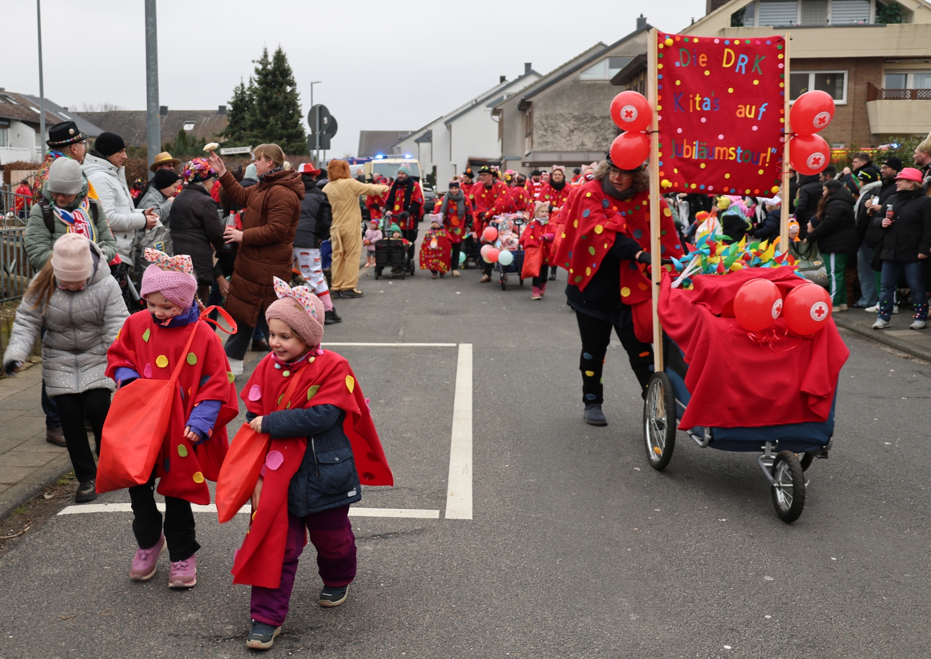Den Mottowagen „Die DRK-Kitas auf Jubiläumstour“ schob Kita-Leiterin Michaela Mevissen der Fußgruppe voran. Foto: Steffi Tucholke/pp/Agentur ProfiPress