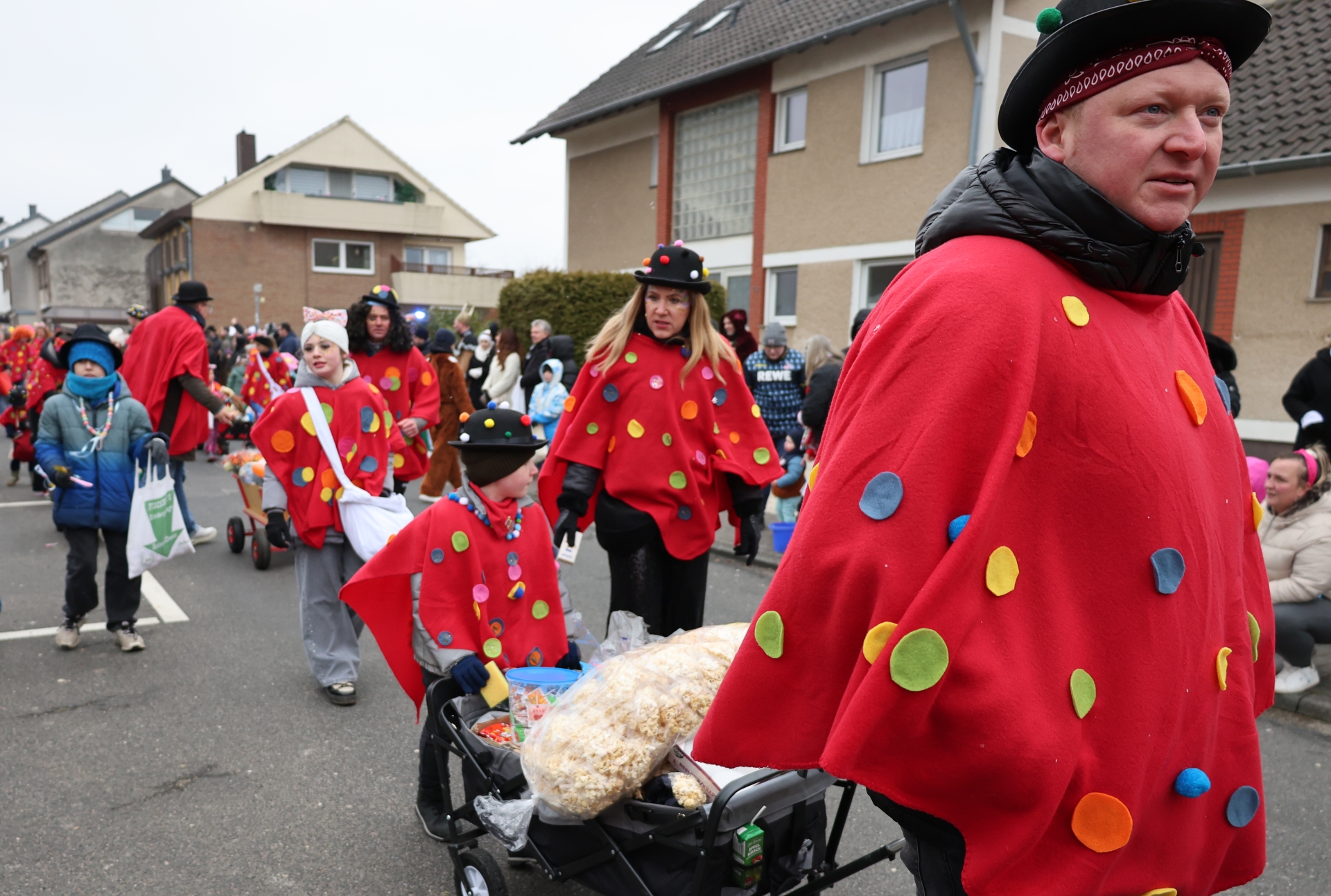 Mit bunten Konfetti-Punkten auf rotkreuzroten Umhängen waren Erzieher, Eltern und Kinder der DRK-Kitas im Weilerswister Karnevalszug unterwegs. Foto: Steffi Tucholke/pp/Agentur ProfiPress