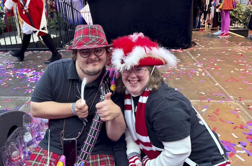 Nicht nur gemeinsam feiern, sondern auch aktiv das Brauchtum des Kölner Karnevals mitgestalten möchten „De Freudenblömcher“ um die beiden Gründungsmitglieder Jan Grünig und Natalie Dedreux. Foto: De Freudenblömcher/pp/Agentur ProfiPress