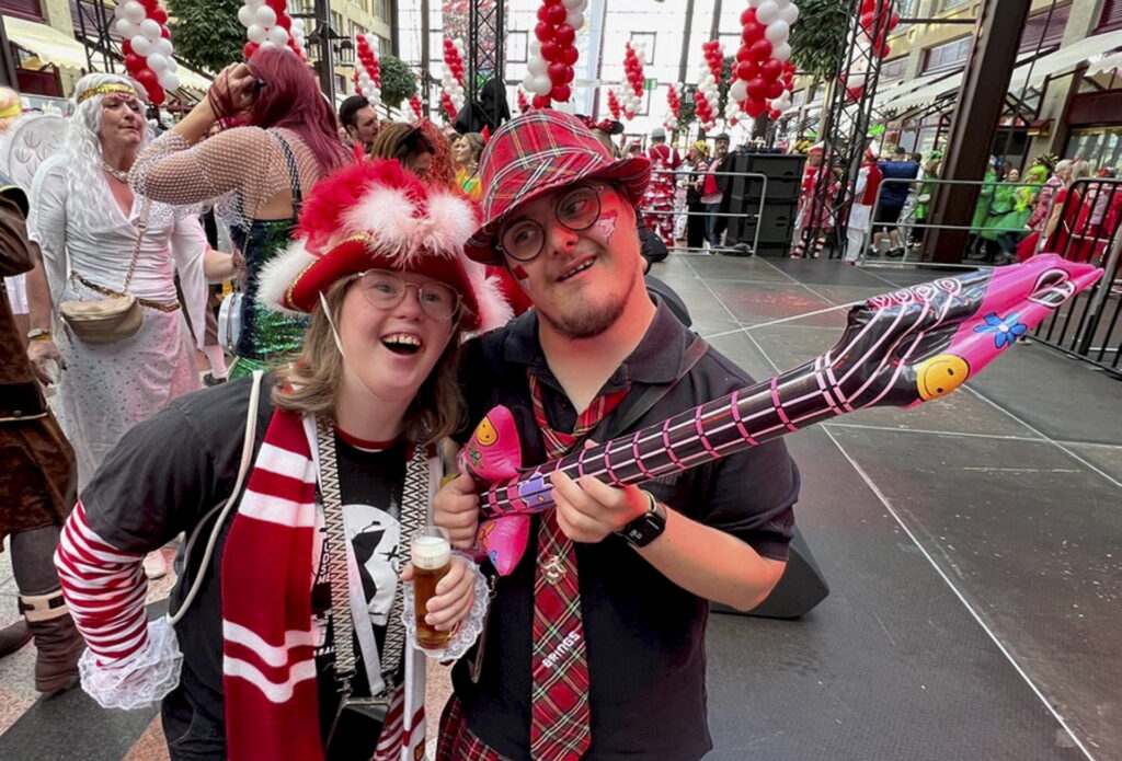 Jan Grünig und Natalie Dedreux sind Gründungsmitglieder von „De Freudenblömcher“, die in Köln inklusiven Karneval möglich machen wollen. Foto: De Freudenblömcher/pp/Agentur ProfiPress