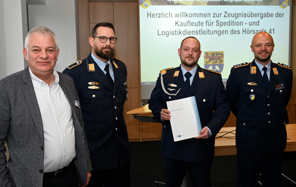 Gerard Devigne (2. v. r.) hatte die Ausbildung als Jahrgangsbester abgeschlossen. Das macht Stabsfeldwebel Matthias Hilden (2. v. l.), der seinen ersten Lehrgang als Verantwortlicher begleitet hatte, natürlich besonders stolz. Foto: Henri Grüger/pp/Agentur ProfiPress