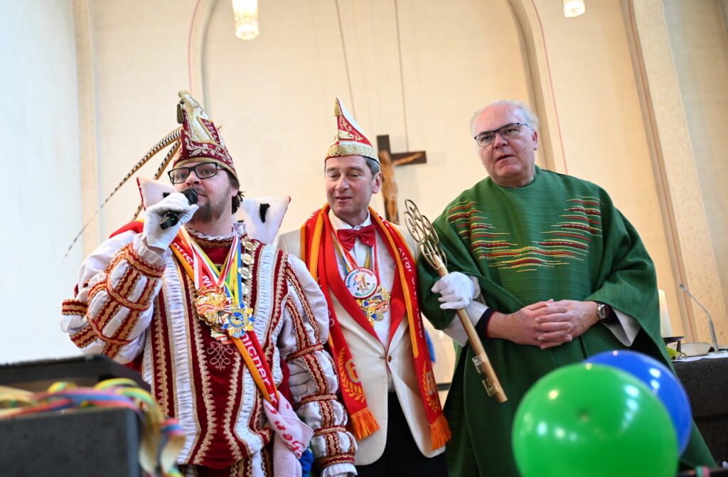 Wie ein Dreigestirn beim Glaubenszeugnis: Prinz Torsten I. (Krieg), sein Adjutant, Vorjahresprinz Joachim Vossel, und der Leitende Pfarrer des Pastoralem Raumes St. Barbara Mechernich, Erik Pühringer, der nebenbei auch noch Sitzungspräsident des Festausschusses Mechernicher Karneval ist. Foto: Manfred Lang/pp/Agentur ProfiPress 