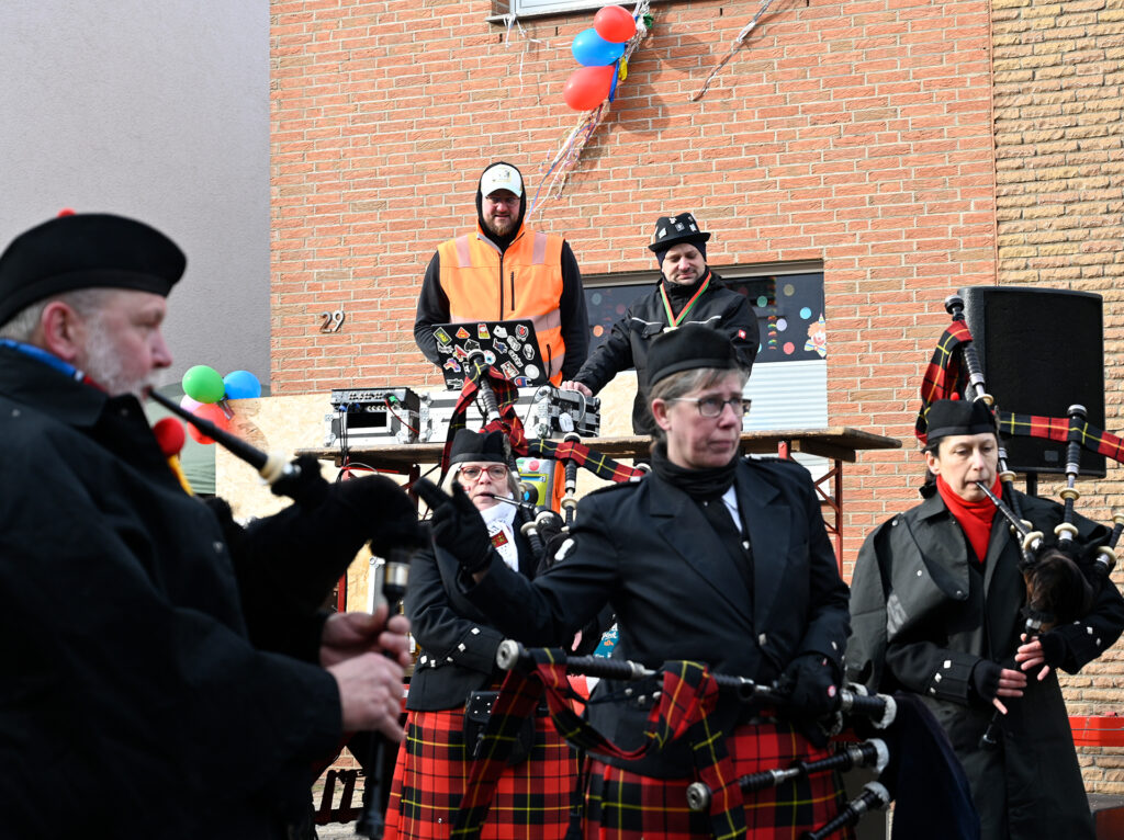 Die „Weilerswist District and Pipe Band“ samt Dudelsäcken vor der kleinen Bühne in der Bergstraße. Foto: Henri Grüger/pp/Agentur ProfiPress