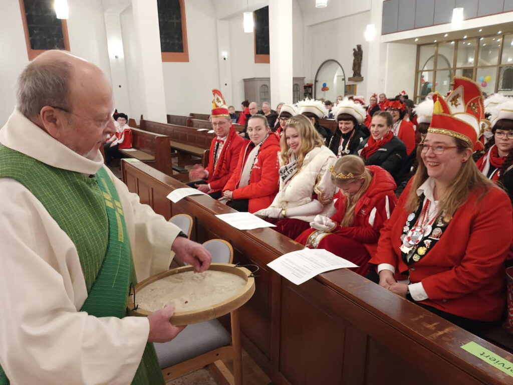 In seiner mit Sand gefüllten Goldwäscherpfanne gab der Mdechernicher Diakon Manni Lang vor, wertvolle Edelsteine und Diamanten im Jordan gefunden zu haben. Jed(er) durfte ein Erinnerungsstück mit nach Hause nehmen, wie wertvoll er in Gottes Augen ist. Foto: Reiner Züll/pp/Agentur ProfiPress