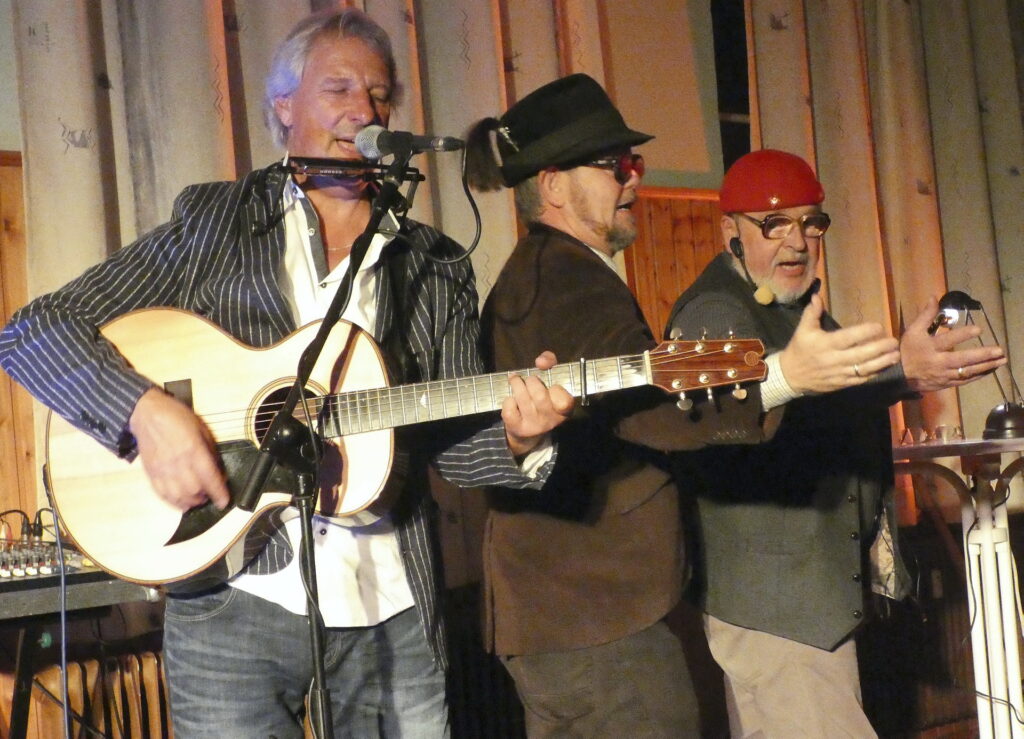 Zwischen 2004 und 2020 traten im Programm „Kultur om Dörp“ mehr als 60 Künstlerinnen und Künstler auf: Bands wie „Wibbelstetz“, die „Original Eifeler Volksmusikanten“, „Von Stülp“ und, wie hier, die berüchtigte „Eifel-Gäng“, aber auch Autoren und Kabarettisten vom Format Hubert vom Venn, Achim Konejung oder Jupp Hammerschmidt. Archivfoto: Kirsten Röder/pp/Agentur ProfiPress