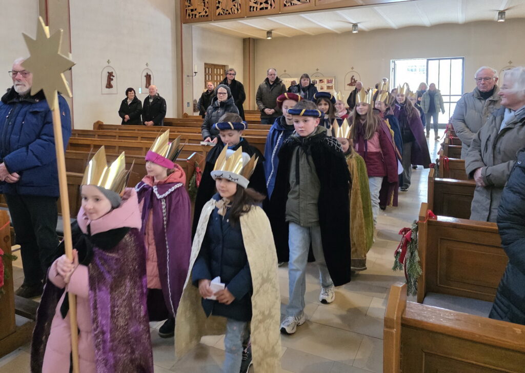 Einzug der Mechernicher Sternsinger zum Abschlussgottesdienst mit Father Stephen im Januar 2026. Foto: Sabine Roggendorf/pp/Agentur ProfiPress