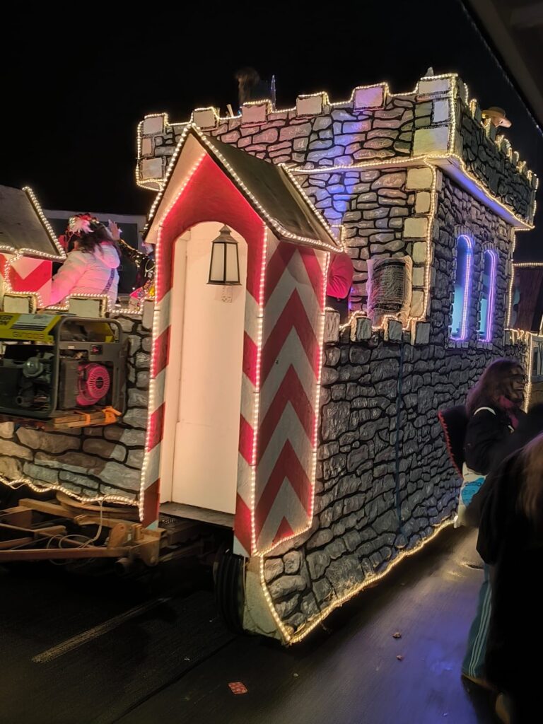 Leuchtende Ritterburg in der Nacht: Foto: Beate Heimersheim/pp/Agentur ProfiPress