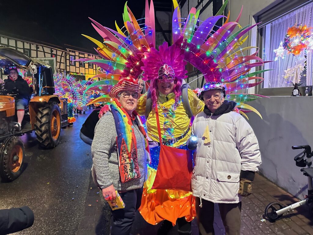 Die Eiserfeyer Ladys, die im vergangenen Jahr aus dem Weltall kamen, wurden zu ihrem Hingucker-Kostüm mit Überbreite, dieses Mal aus Rio und Venedig inspiriert. Foto: Beate Heimersheim/pp/Agentur ProfiPress