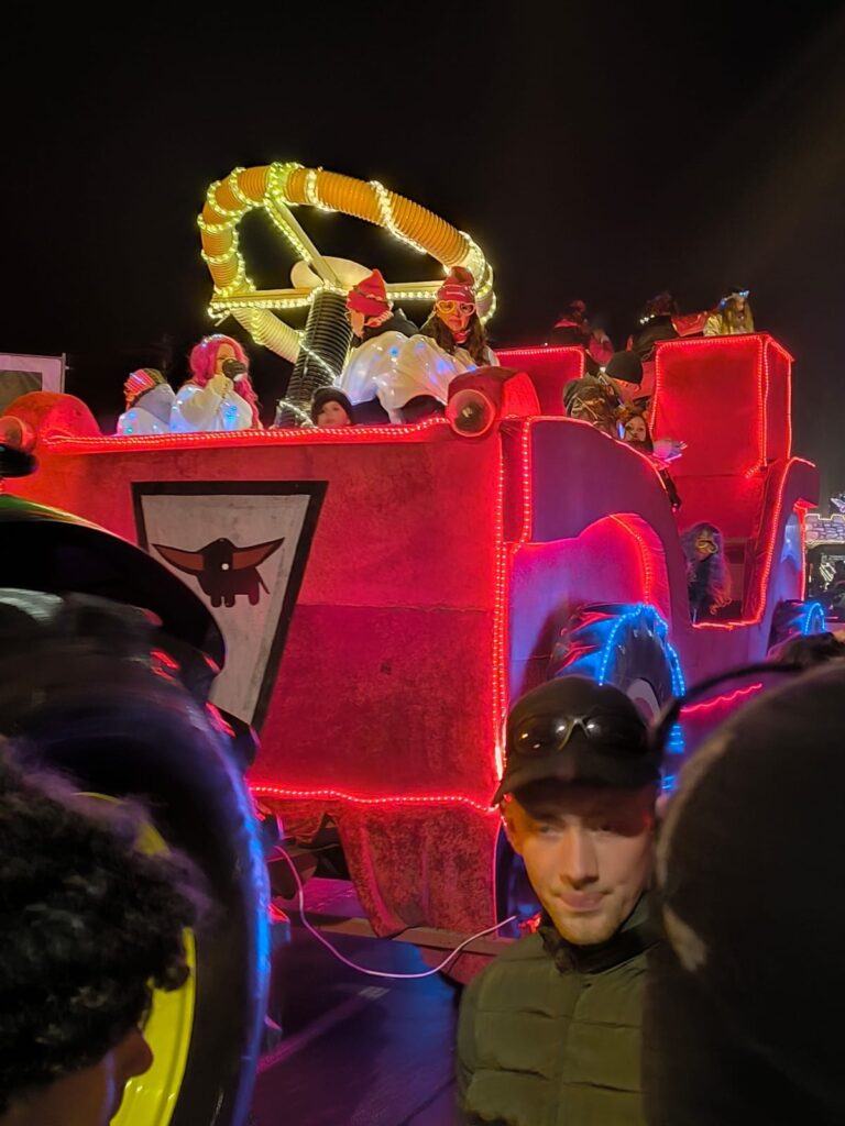 Dieses riesige leuchtendes Bobbycar faszinierte vor allem die kleinen Jecken am Wegesrand. Foto: Beate Heimersheim/pp/Agentur ProfiPress