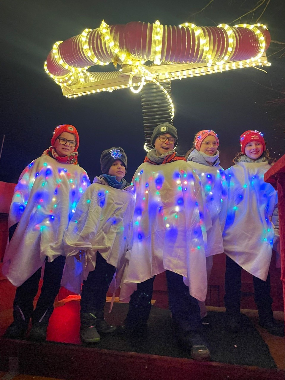 Der achtjährige Leo (2. v. links) war auf eine Stammzellenspende angewiesen und konnte dank erfolgreicher Behandlung mit seinem besten Kumpel Theo (mittig) auf dem Bobbycar-Wagen im Lichterzug mitfahren. Foto: Beate Heimersheim/pp/Agentur ProfiPress