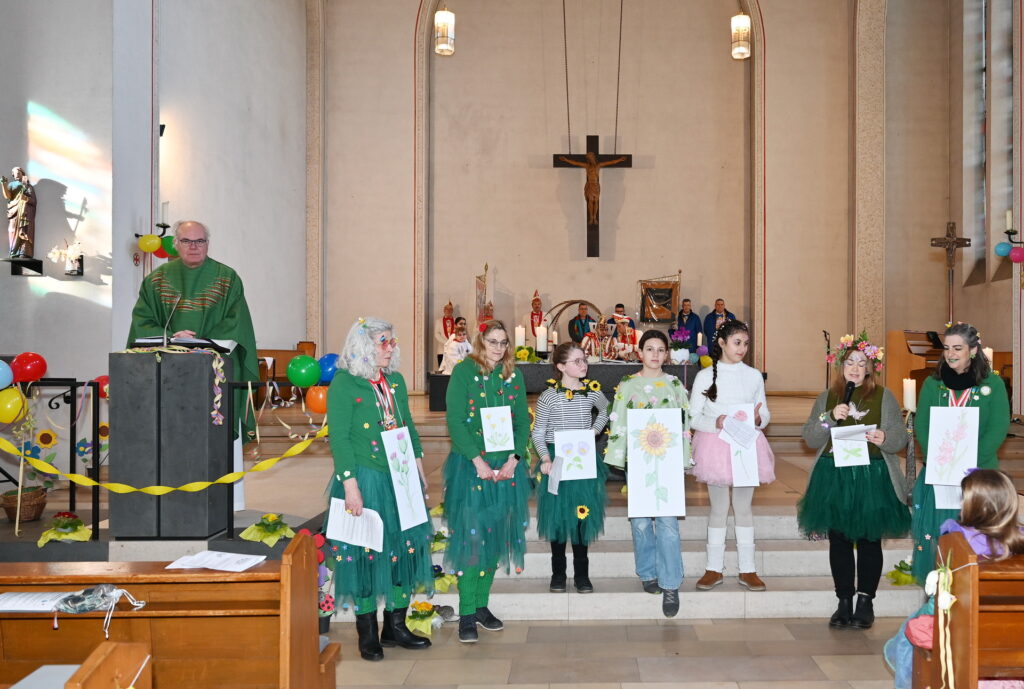 Welche Blume ist die bedeutendste auf der ganzen Wiese: Darüber sinnierten zum Auftakt in einer Meditation (v.r.) Claudia Simon, Ramona Averbeck, Jugendliche, Monika Lünebach und Agnes Peters vom Familienmesskreis. Foto: Manfred Lang/pp/Agentur ProfiPress