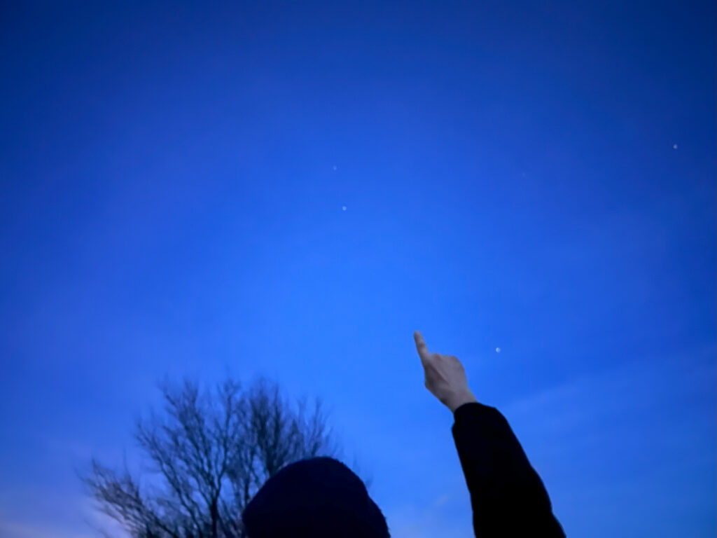 Die neu ausgebildeten Sternenguides haben ihre Einsatzorte an den „SternenBlicken“ in der Eifel – so wie hier am Sternenblick „Mondnacht“ an der Hubertuskapelle in Mechernich-Floisdorf. Foto: Henri Grüger/pp/Agentur ProfiPress