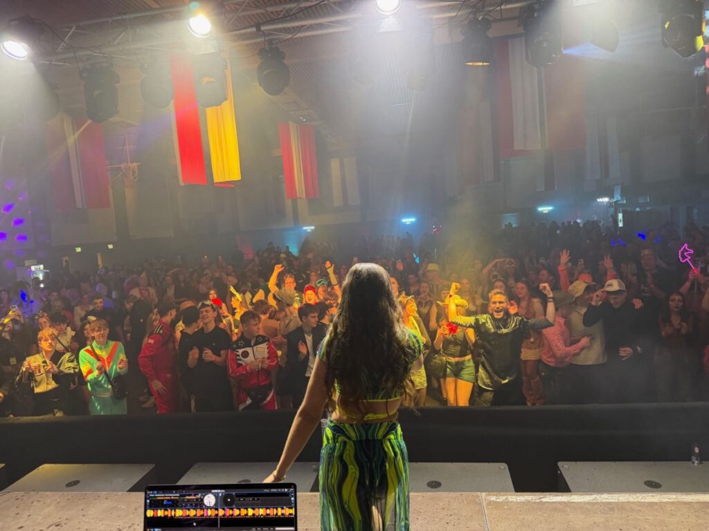 Ein emotionaler Höhepunkt war an Weiberdonnerstag der Auftritt von Newcomerin Alina Hell vor dem begeistertem Publikum in der Dreifachturnhalle. Foto: X-Projekt Eventmanagement/pp/Agentur ProfiPress