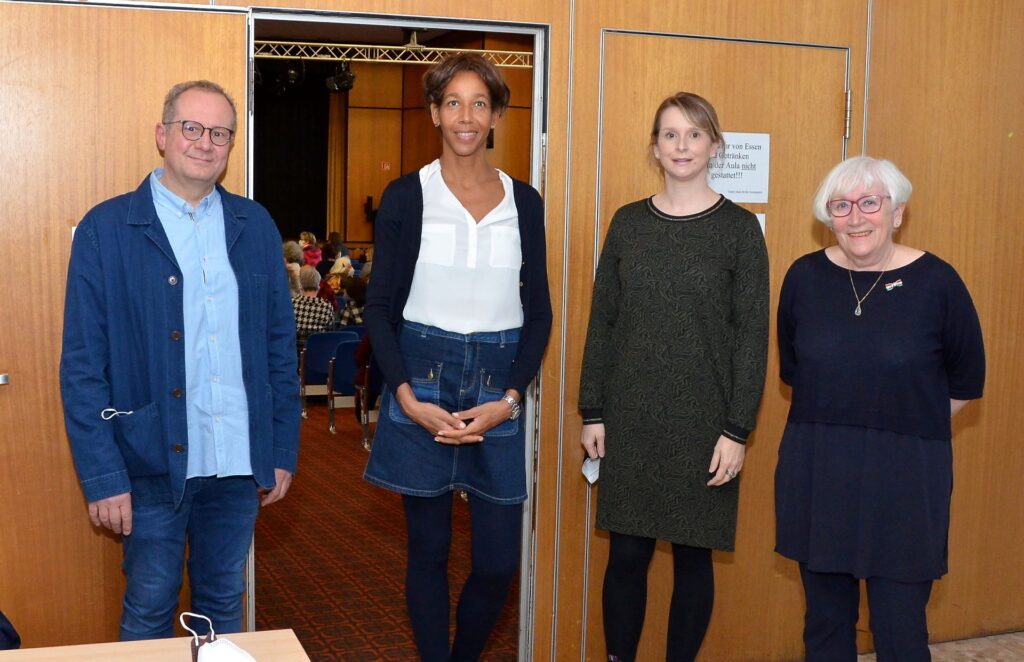 Schon einmal war Jennifer Teege (2.v.l.) in Mechernich zu Gast, damals las sie in der Aula des GAT, wo auch dieses Foto mit Mitgliedern des Arbeitskreises entstand. Foto: Henri Grüger/pp/Agentur ProfiPress