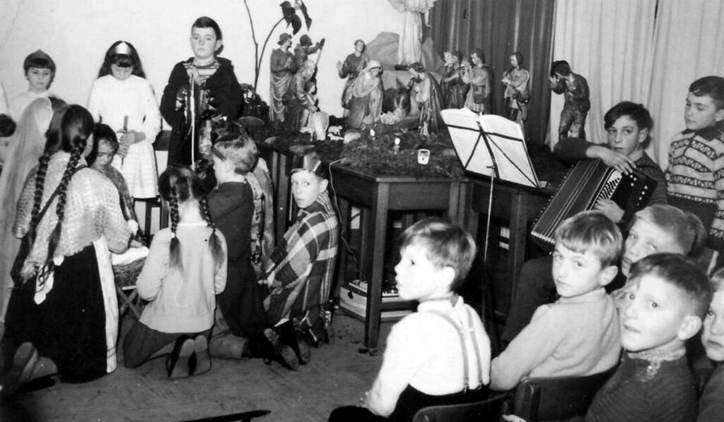 Kreativität auf dem Dorfe: Auch die Musik wurde schon von Hand gemacht, als die Oberschüler 1960 ein Krippenspiel für die kleineren Kinder aufführten. Repro: Sabine Roggendorf/pp/Agentur ProfiPress