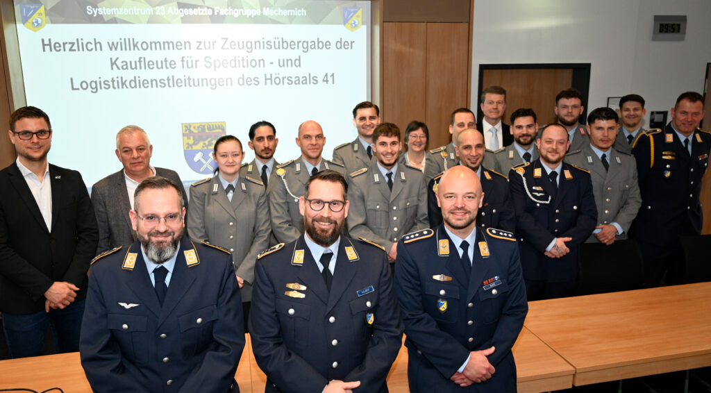 Zwölf der insgesamt 14 Soldatinnen und Soldaten, die ihre Ausbildung am Mechernicher Bundeswehr-Standort absolviert hatten, nahmen im Rathaus ihre Zeugnisse als Kaufleute für Speditions- und Logistikdienstleistungen entgegen. Foto: Henri Grüger/pp/Agentur ProfiPress