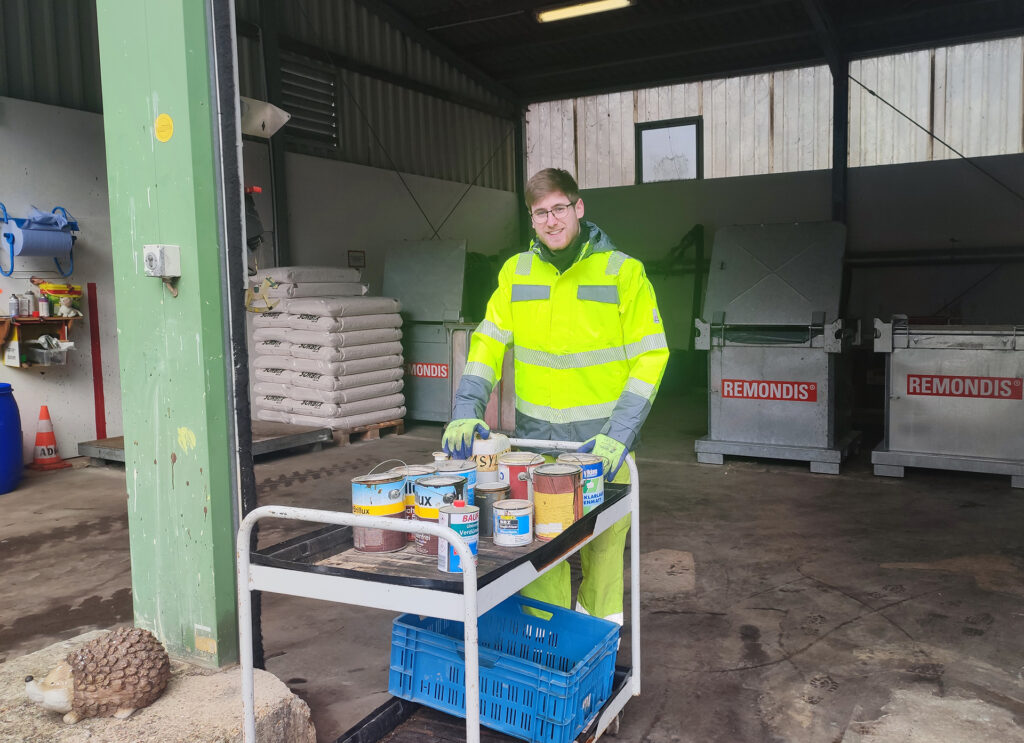 Am Sonderabfallzwischenlager des Kreises Euskirchen werden Sonderabfälle - hier von Johannis Oppl - entgegengenommen. Es befindet sich am AWZ Mechernich. Haushaltsübliche Mengen können von Privat kostenlos abgegeben werden, sowie auch an den Schadstoffmobilen der Kommunen. Foto: Karen Beuke/Kreis Euskirchen/pp/Agentur ProfiPress