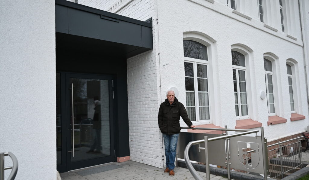 Der Mann der Alten Schule am Übergang von Altbestand und Neubau: Klaus-Peter Hoss ist nach 26 Jahren Vorsitz im Förderverein zurückgetreten. Foto: Manfred Lang/pp/Agentur ProfiPress