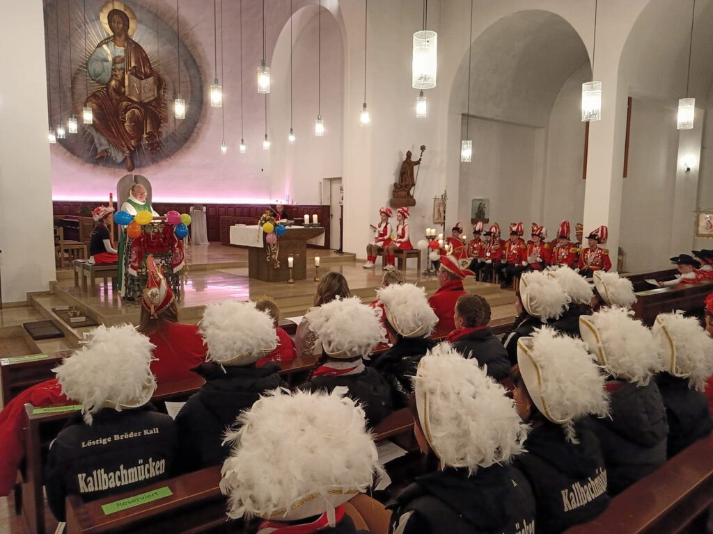 Über eine Stunde dauerte der Karnevalsgottesdienst der Kaller Karnevalsgesellschaft „Löstige Bröder“ – und doch verging die Zeit wie im Flug. Es war keine gewöhnliche Messe, dazu hatten sich die „Lustigen Brüder“ Schützenhilfe vom Ostende des Bleibergs kommen lassen, den Mundart- und lebenserfahrenen Diakon Manni Lang. Foto: Reiner Züll/pp/Agentur ProfiPress