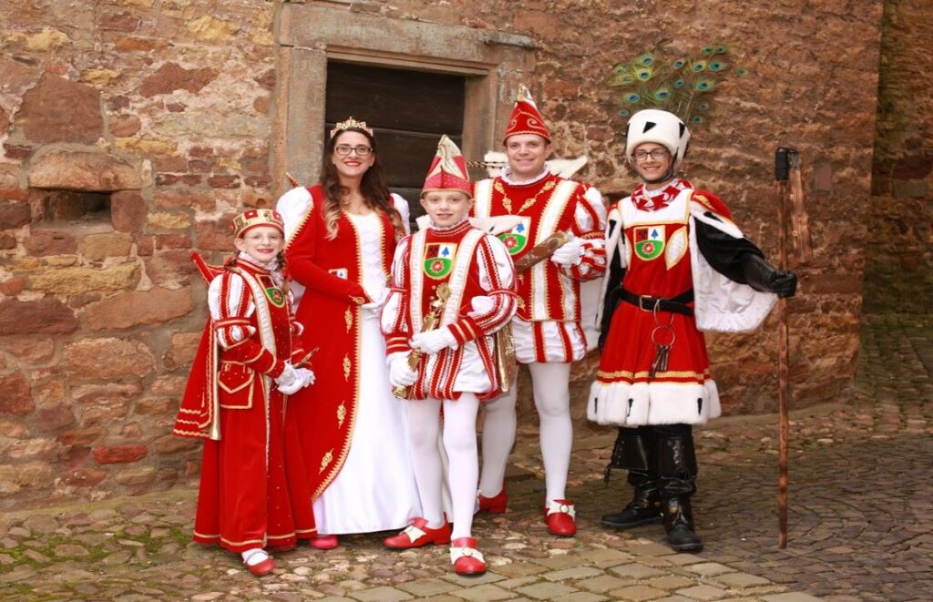 Fiebern dem Höhepunkt der Session entgegen: Die „jecken Fünf“ der Familie Rühr aus Kommern besteigen Rosenmontag den Prinzenwagen der Greesberger. Foto: KG Greesberger/pp/Agentur ProfiPress