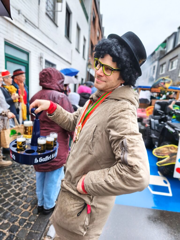 Prost! Kinderliedermacher Uwe Reetz ausnahmsweise mal nicht auf der Bühne. Foto: Kerstin Rottland/pp/Agentur ProfiPress