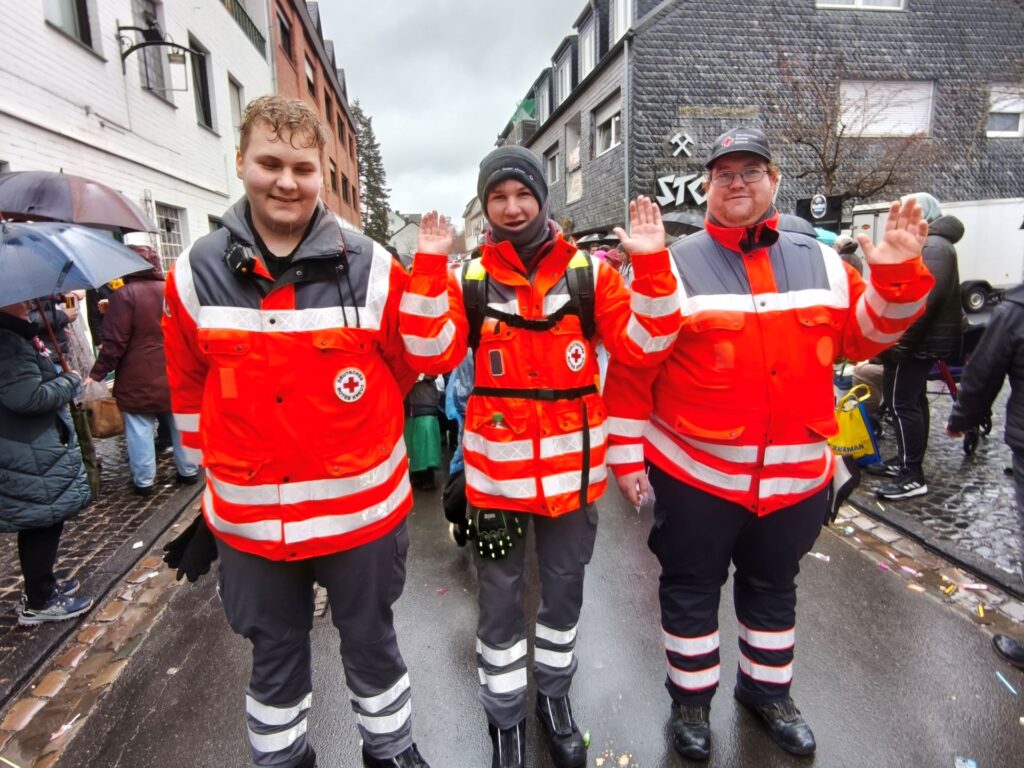 Gute Laune bei den Helfern des Deutschen Roten Kreuzes …. Foto: Kerstin Rottland/pp/Agentur ProfiPress