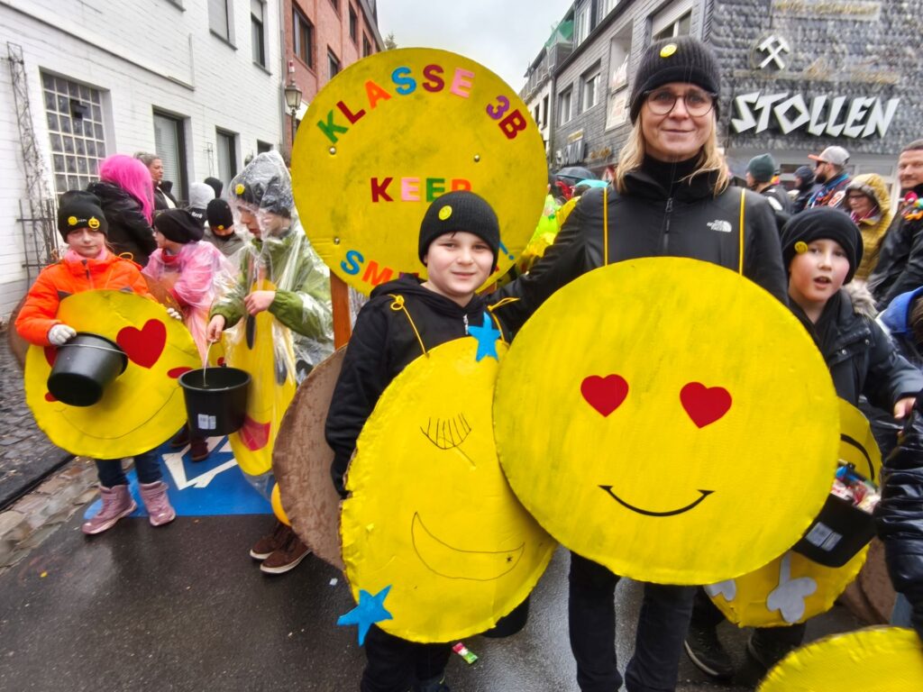 Lachen im Regen: Lehrerin Maria Schneider und die lustigen Smileys der Klasse 3b. Foto: Kerstin Rottland/pp/Agentur ProfiPress