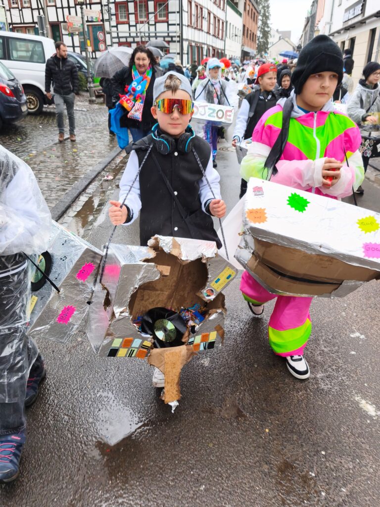Im Nieselregen kann sich natürlich schonmal die ein oder andere Papp-Deko auflösen. Foto: Kerstin Rottland/pp/Agentur ProfiPress