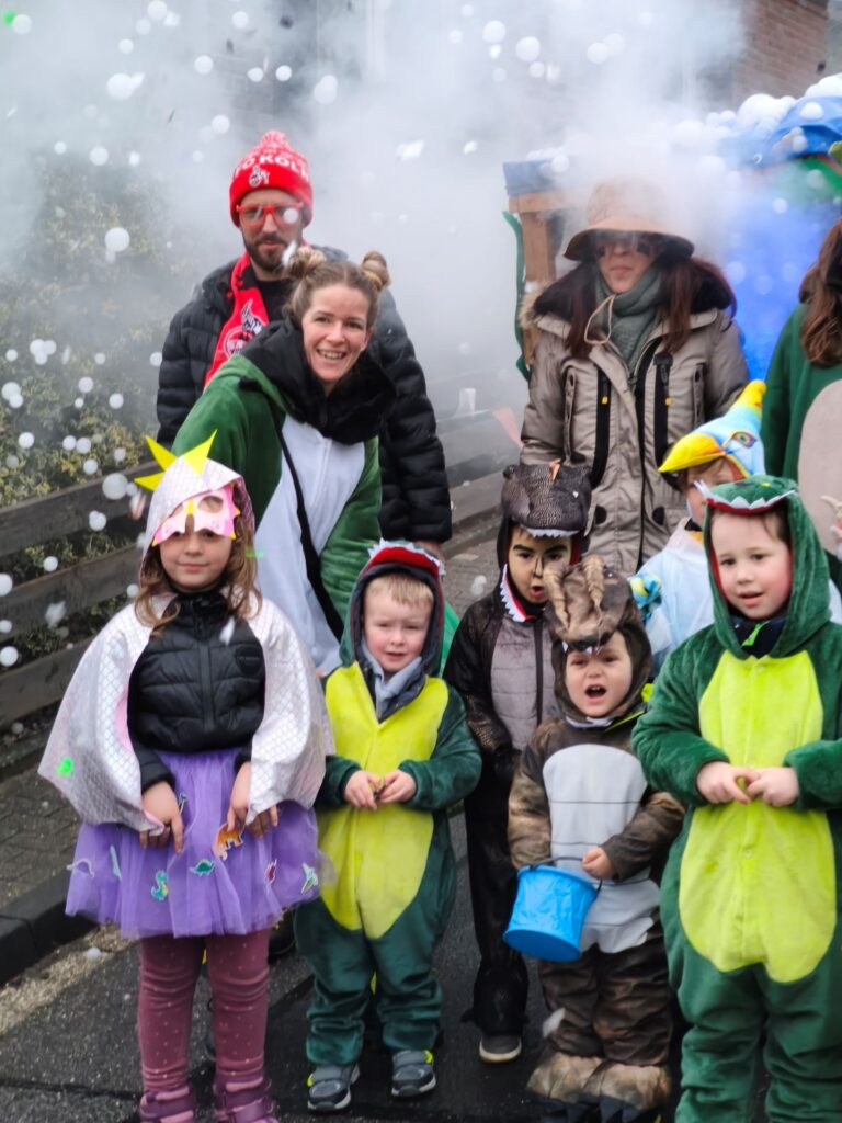 Mit voller Dinopower: Die Seifenblasenmaschine des Katholischen Kindergartens sorgte für Begeisterung – auch am Straßenrand. Foto: Kerstin Rottland/pp/Agentur ProfiPress