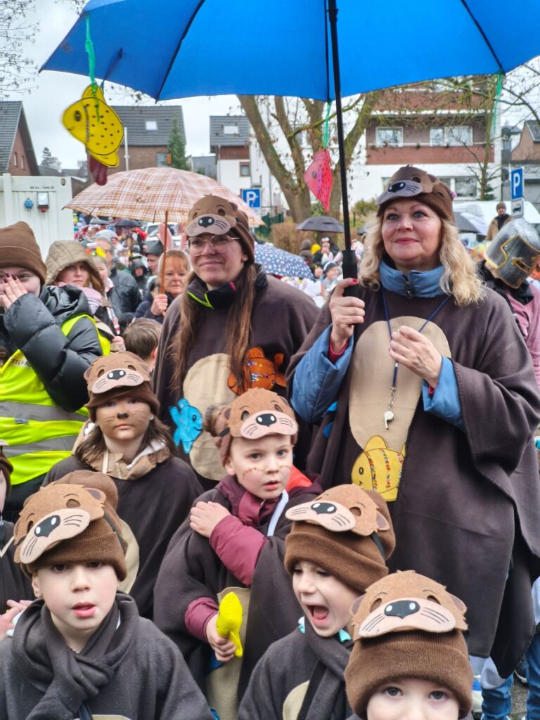 Vor der Bühne an der Bürgerhalle ließen die Jecken den Zoch gemeinsam ausklingen. Foto: Kerstin Rottland/pp/Agentur ProfiPress