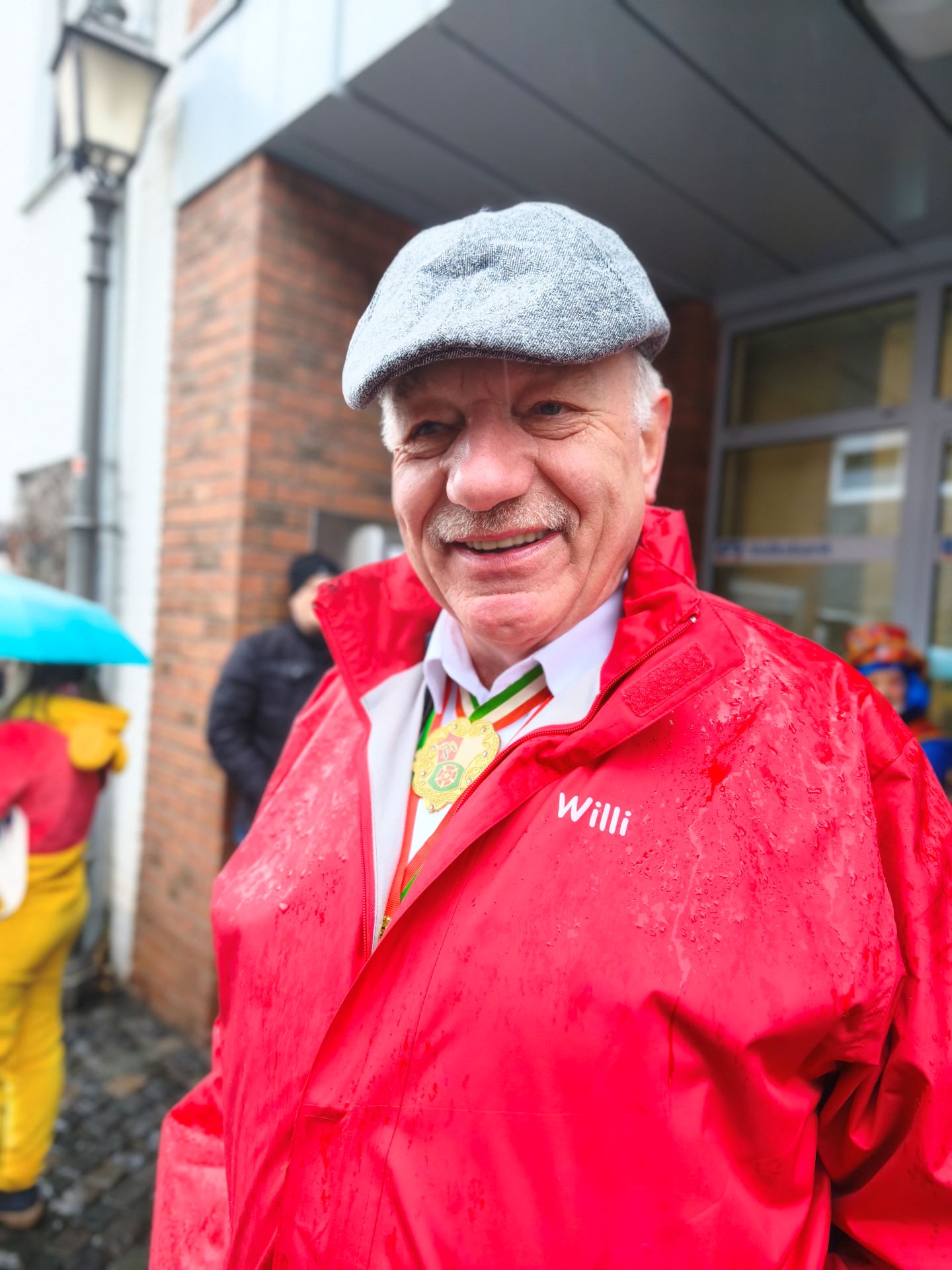 Kinderzug-Gründer und KG Urgestein Willi Gemünd erinnert sich noch gut an weitaus schlimmeres Wetter. Foto: Kerstin Rottland/pp/Agentur ProfiPress