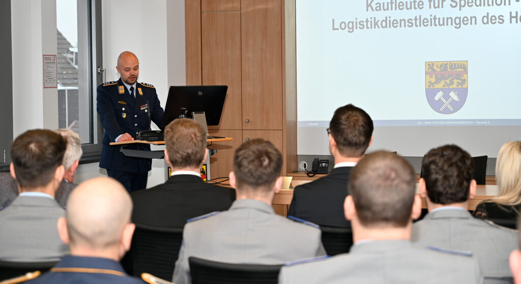 Hauptmann Nils Klotz betonte die Bedeutung des Abschlusses für die militärische Laufbahn und die persönliche Zukunft – auch über die Bundeswehr hinaus. Foto: Henri Grüger/pp/Agentur ProfiPress