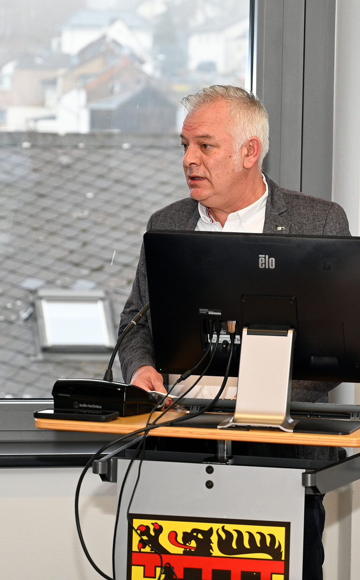 Zum „hochwertigen kaufmännischen Abschluss mit hervorragenden Zukunftsperspektiven“ gratulierte auch Dennis Kotzias von der IHK Bonn-Rhein-Sieg. Foto: Henri Grüger/pp/Agentur ProfiPress