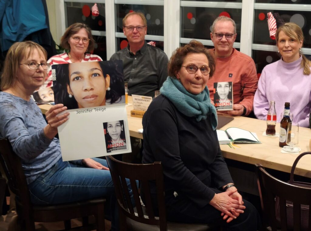 Vorfreude beim Orga-Team: Petra Schwarz, Tina Thomas, Heinrich Schenk und Dorothea Dix vom Kommerner Pfarrbücherei-Team besprachen die Details mit Rainer Schulz und Elke Höver vom Arbeitskreis „Forschen – Gedenken – Handeln“. (v. l.) Foto: Kerstin Rottland/pp/Agentur ProfiPress