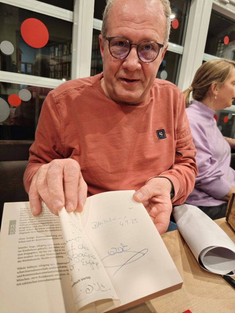 Schon zwei Signaturen von Jennifer Teege hat Rainer Schulz in seinem Exemplar von „Amon. Mein Großvater hätte mich erschossen.“
Foto: Kerstin Rottland/pp/Agentur ProfiPress