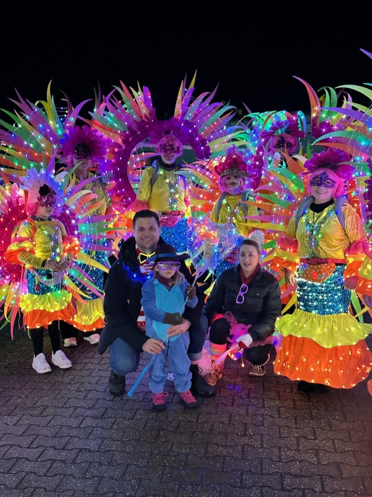 Beeindruckt vom Eiserfeyer „Stäänedanz“ war auch Bürgermeister Michael Fingel mit Familie. Foto: Beate Heimersheim/pp/Agentur ProfiPress