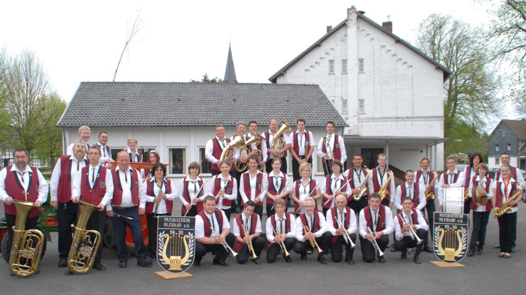 Nach der Schließung als Schule ganz für das Dorf und die Nachbardörfer da: Der Musikverein Bleibuir von 1920 vor seinem früheren Probenlokal, der 2020 wegen unterirdischer Auswaschungen baufällig gewordenen und abgerissenen Oberklasse. Archivfoto: Manfred Lang/pp/Agentur ProfiPress