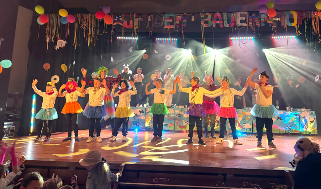 Bei der Schulsitzung in Mechernich wurde jeck gefeiert. Jungs aus der vierten Klasse und ihre Lehrerinnen und Lehrer präsentierten zum Beispiel das Männerballett. Foto: Privat/pp/Agentur ProfiPress