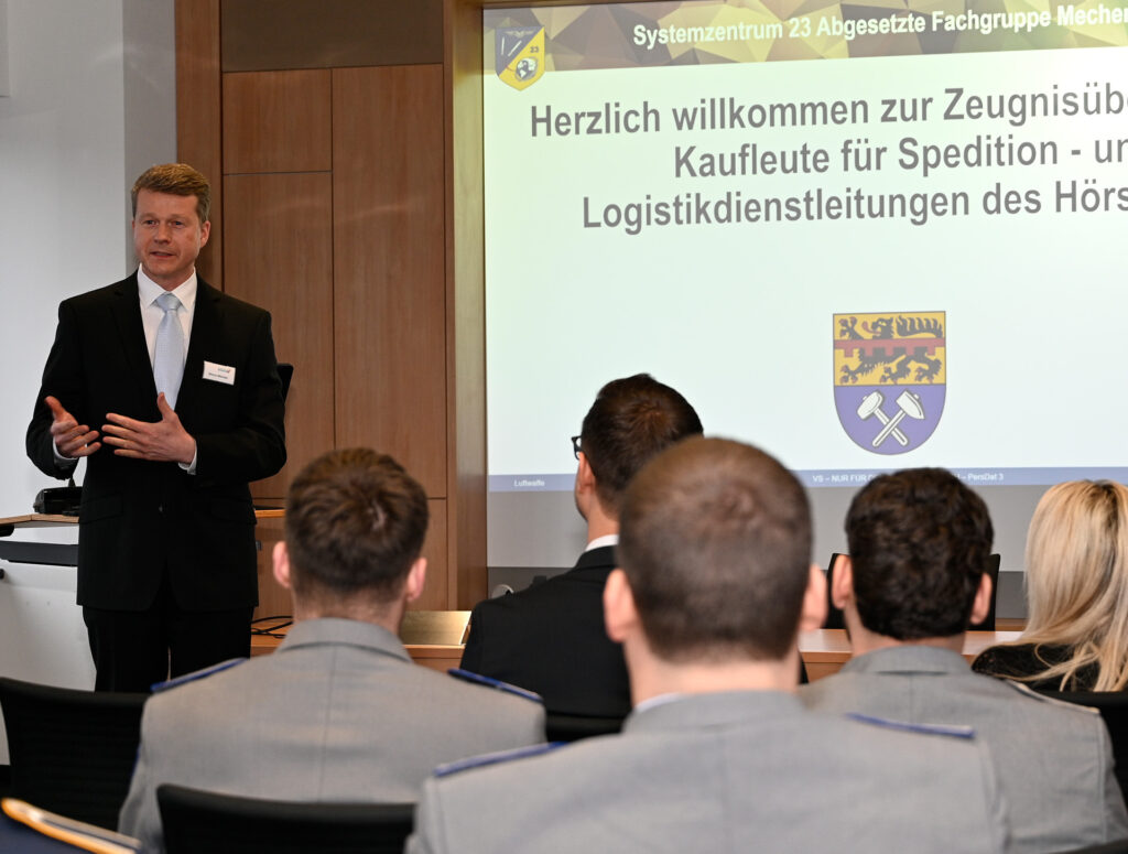 „Sie können wirklich stolz auf sich sein“, würdigte Marco Mencke von der Rhein-Erft-Akademie, die als Bildungsträger agierte, die Leistung der Gruppe. Foto: Henri Grüger/pp/Agentur ProfiPress